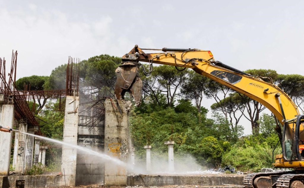 Il Pnrr DEMOLISCE l’ecomostro e porta il Palazzetto. Storie di rigenerazioni difficili