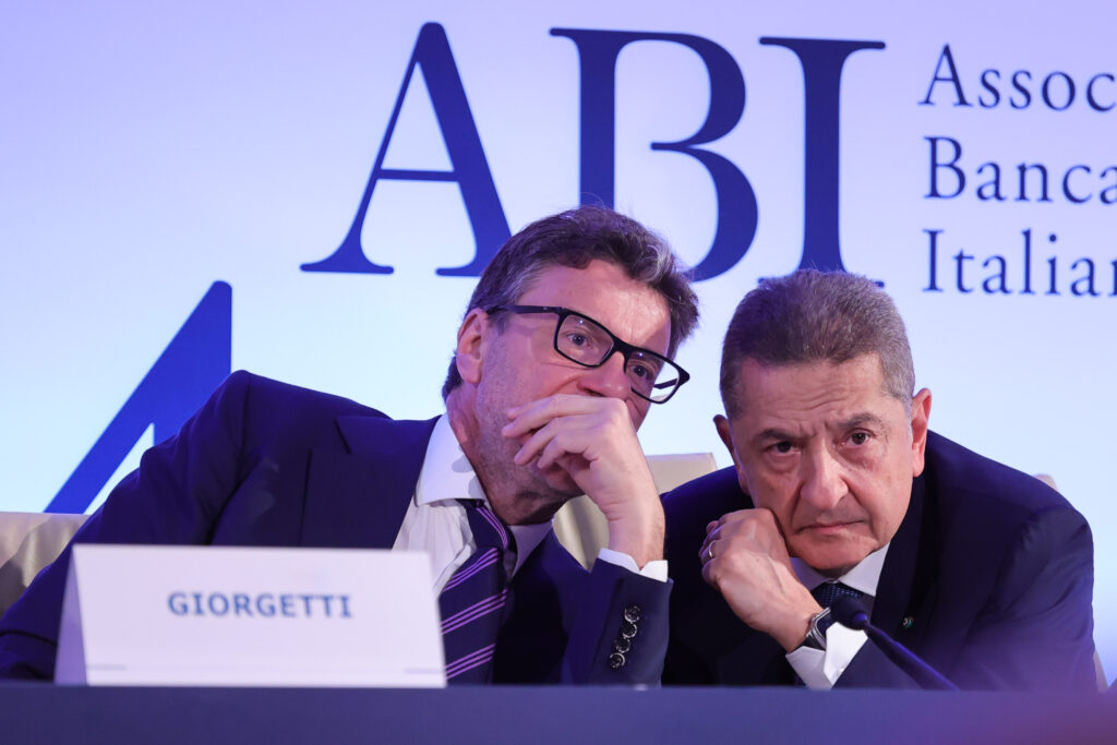 Giorgetti: nessuna manovra lacrime e sangue. Panetta: stretta creditizia forte ma l’Italia regge meglio