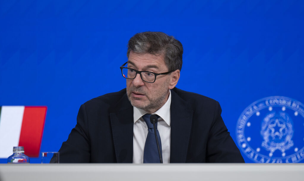 Giorgetti punta tutto sulla ripresa dei CONSUMI. “Delusi i miei colleghi. Sacrifici per le banche, ma operai e pescatori sono contenti”