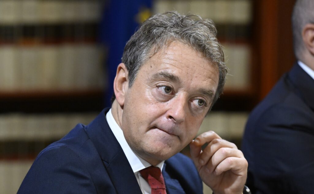 Indietro tutta per gli investimenti: si fermano nel 2024 e calano nel 2025. E il Pil è rivisto al ribasso a +0,8%