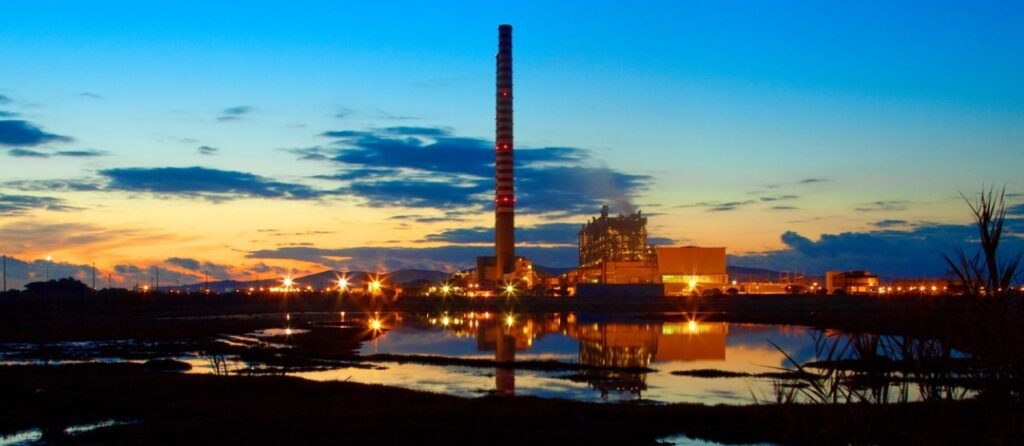 Piombino sogna un futuro GREEN e turismo di qualità: abbattute le storiche ciminiere dell’ex centrale Enel