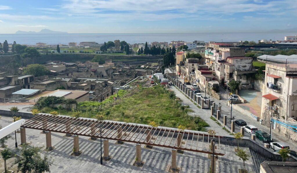 A Ercolano la nuova Piazza abbatte il MURO fra città nuova e Storia, libera lo sguardo sugli Scavi e sul golfo. Il sindaco Buonajuto: ora facciamo il lungomare