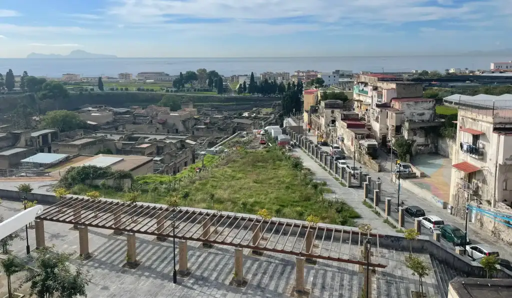 A Ercolano la nuova Piazza abbatte il MURO fra città nuova e Storia, libera lo sguardo sugli Scavi e sul golfo. Il sindaco Buonajuto: ora facciamo il lungomare