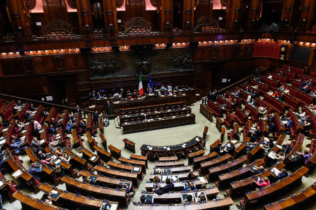 L’insolito destino del salva-Milano (o della Città verticale): solo M5s e Avs contro, ma incassa 172 sì (e 41 no) su 400