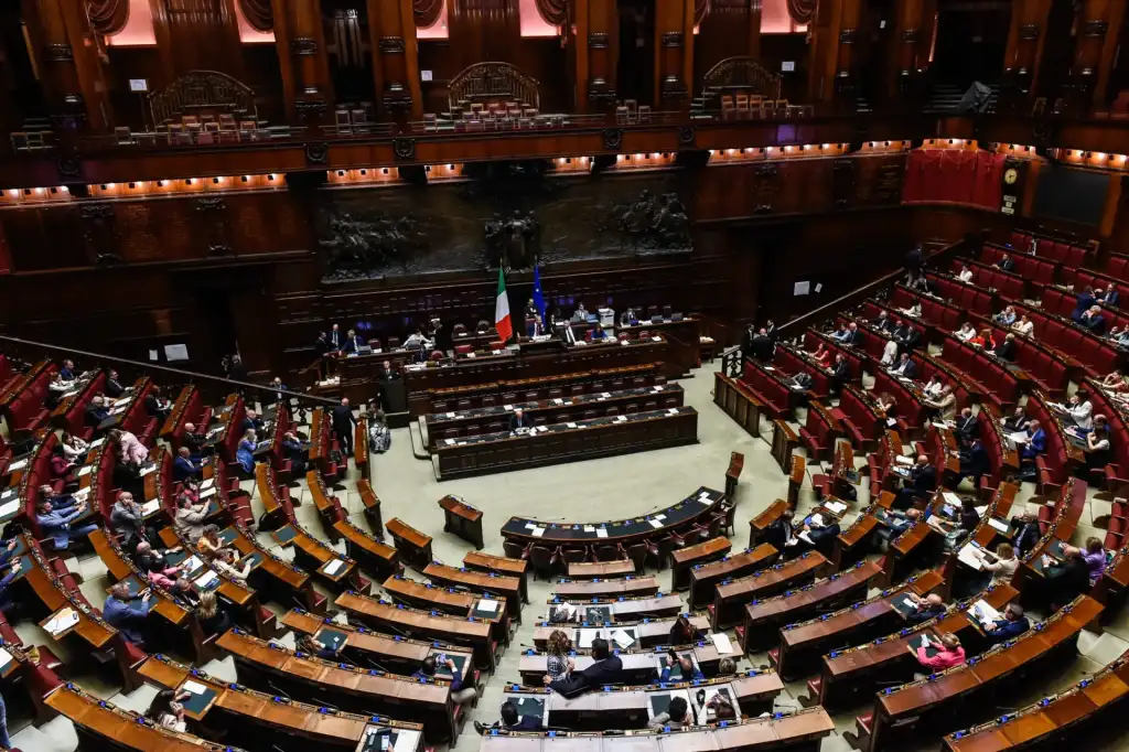 L’insolito destino del salva-Milano (o della Città verticale): solo M5s e Avs contro, ma incassa 172 sì (e 41 no) su 400