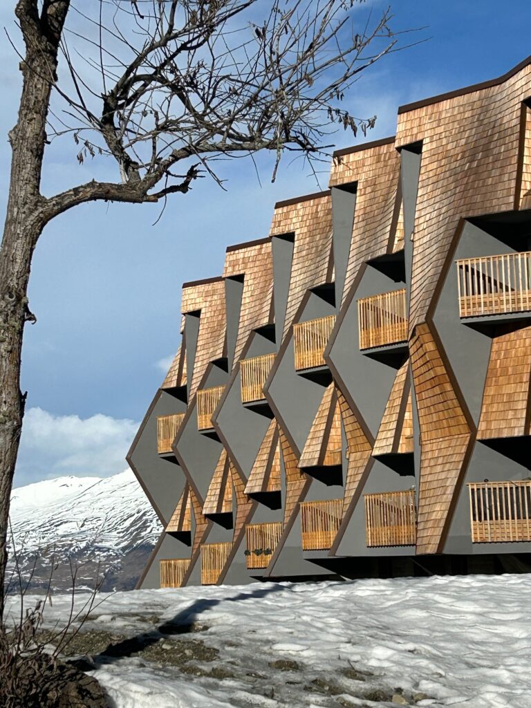 La riqualificazione (con Superbonus) che FUNZIONA in montagna. Pila, un salto di sei classi energetiche, consumi più che dimezzati per 374 unità immobiliari senza tradire lo spirito architettonico originario