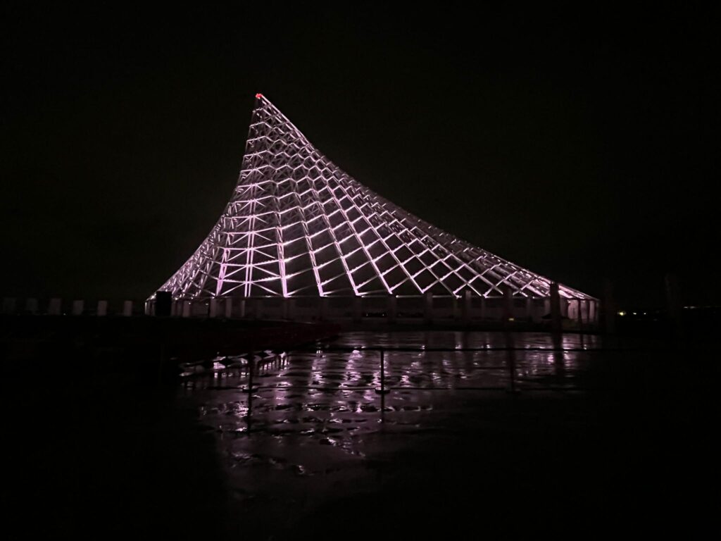 La Vela di Calatrava a Roma RINASCE con una nuova luce. Dal Verme (Demanio): “L’illuminazione artistica simboleggia il percorso del sole, della luna e delle stelle”