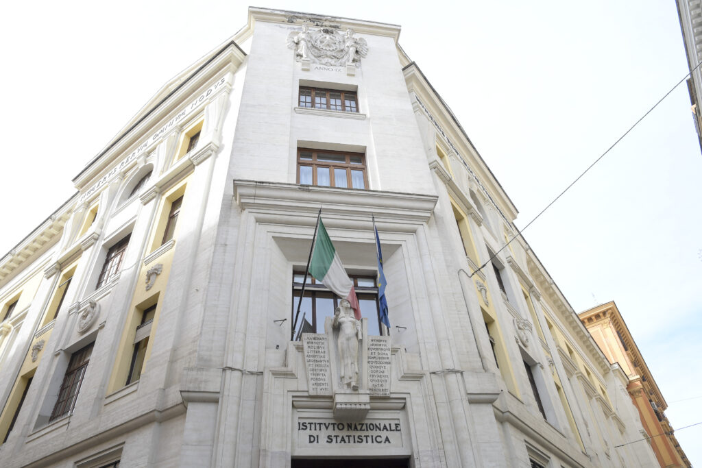 La disoccupazione mai così bassa: a novembre cala al 5,7% ma per i giovani RISALE al 19,2%