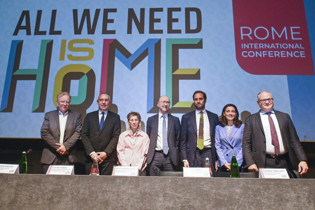 Roma, al via 30mila alloggi Ers. Barcellona vieta gli Airbnb, Parigi punta al 40% di case accessibili entro il 2035