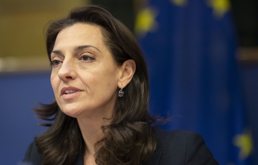 Gualtieri: “Per la casa non servono 15, ma 100 miliardi Ue. A Roma 70mila nuove abitazioni”. Tinagli: si diano da fare anche i governi. Ciucci: attenzione alla sostenibilità economica, vecchi piani da ridiscutere