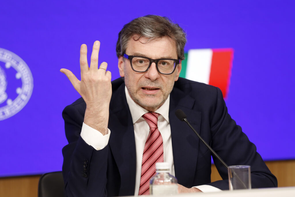 Il Governo ora si ALLINEA con Bankitalia e dimezza il Pil del 2025 a +0,6%. Troppe incertezze legate ai dazi e alle tensioni internazionali. La scommessa su una ripartenza degli investimenti