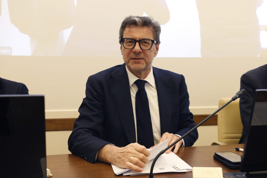 Pnrr, Giorgetti rilancia: “Possibilità di contabilizzare le spese anche dopo il 2026”. Sui ritardi suona l’ALLARME di Bankitalia, Corte dei Conti e Upb