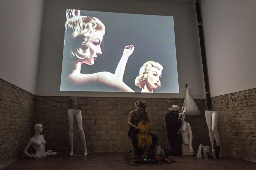 Palcoscenico, scuola di cinema, yoga, mercato ortofrutticolo e funzioni religiose: la mixité di Factory Grisù a Ferrara alla prova del rinnovo della concessione, sfida politica e di cambiamento (dopo 145 eventi e 30mila spettatori negli ultimi due anni)