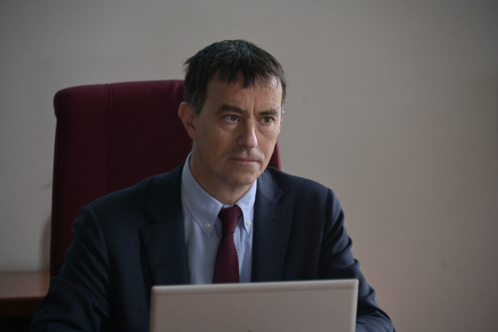 Roma verso il piano CALDO, ecco la strategia per i quartieri: rifugi climatici, zone verdi e d’ombra, depavimentazione e lavaggio strade, punti di rinfresco