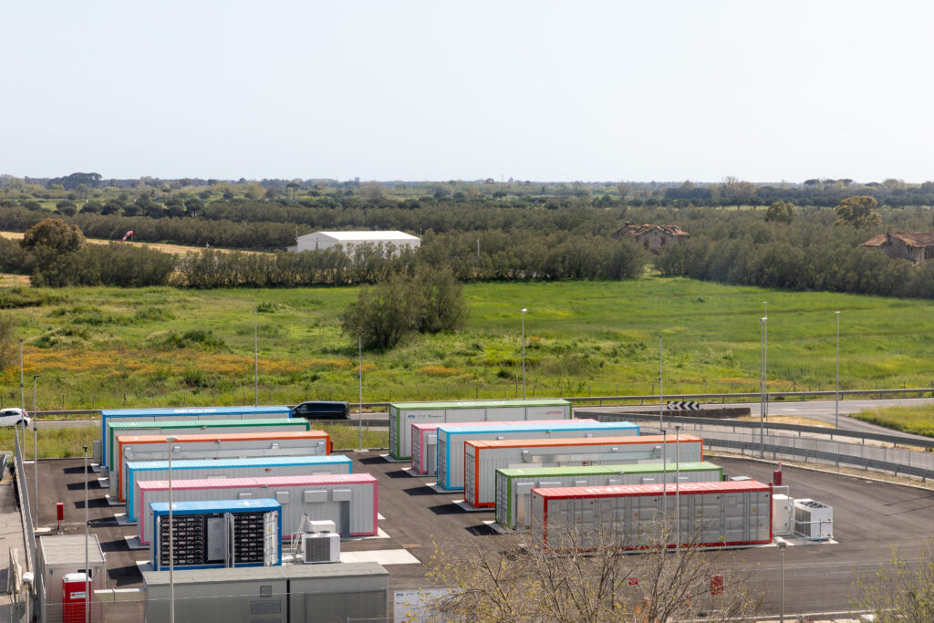 A Fiumicino DECOLLA Pioneer di Enel: il più grande sistema di stoccaggio d’Italia con il riuso di batterie di auto elettriche per abbattere 16mila tonnellate di CO2 in dieci anni