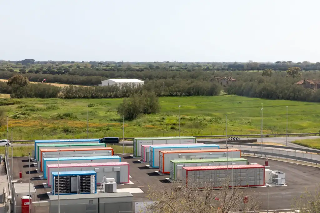 A Fiumicino DECOLLA Pioneer di Enel: il più grande sistema di stoccaggio d’Italia con il riuso di batterie di auto elettriche per abbattere 16mila tonnellate di CO2 in dieci anni