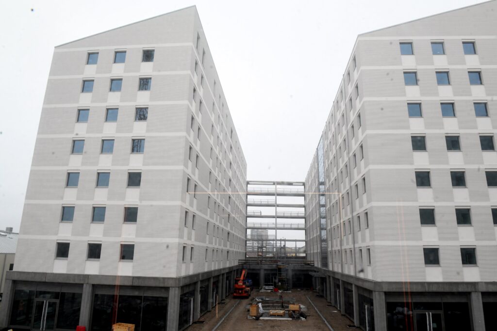 Milano-Cortina, sì a 21 milioni di extracosti nel 2025 per l’Arena Santa Giulia. Villaggio olimpico: ok alla modifica delle convenzioni urbanistiche, ora decidono Comune e Regione