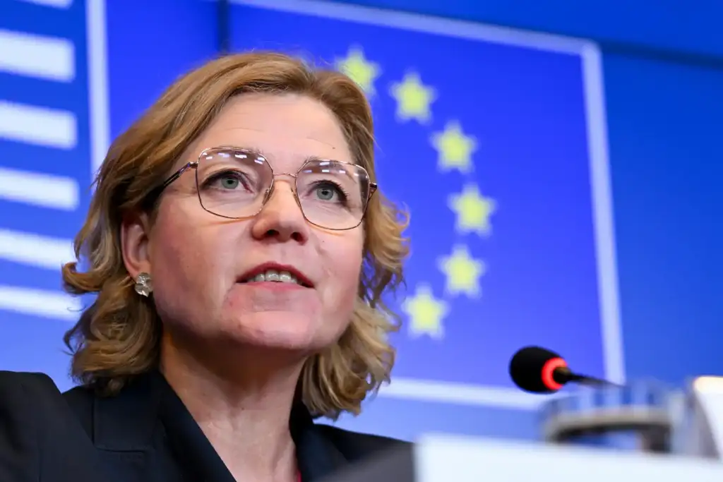 IA applicata, arriva la strategia Ue. Virkkunen: “Nessun passo indietro sull’AI Act, le aziende Usa rispettino le regole. L’Italia faccia ricorso al fondo competitività”