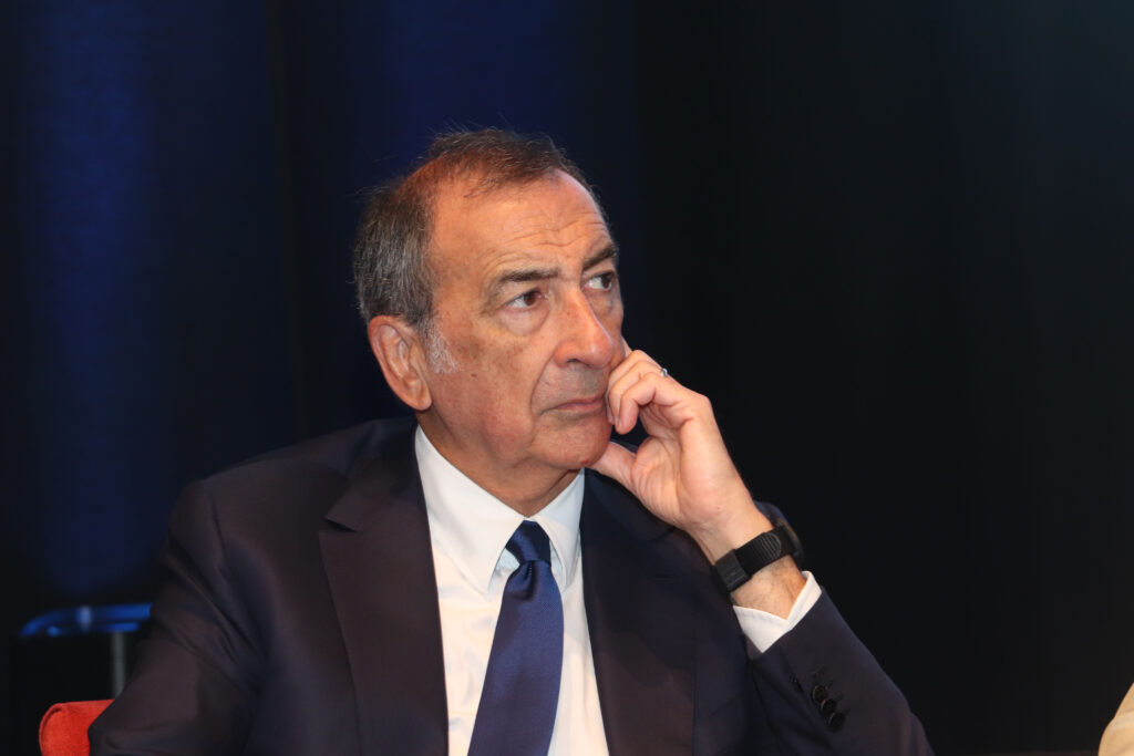 Sala resta e rilancia: “Le mie mani sono pulite. Se c’è la maggioranza, io ci sono”. Dal piano casa a San Siro (rinviato a settembre), le priorità in agenda. Tancredi lascia