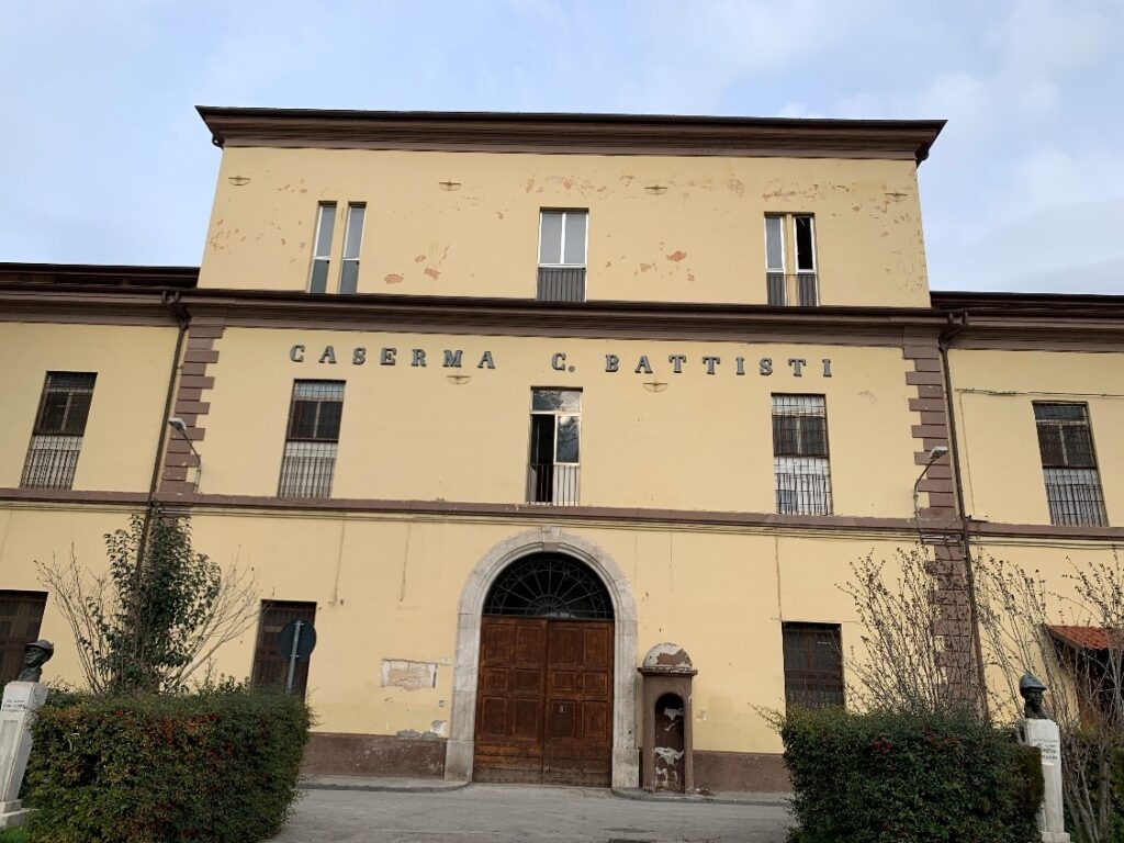 Sulmona: gara di progettazione da 600mila euro per TRASFORMARE l’ex caserma Battisti. Sarà la nuova sede di GdF e Forestali