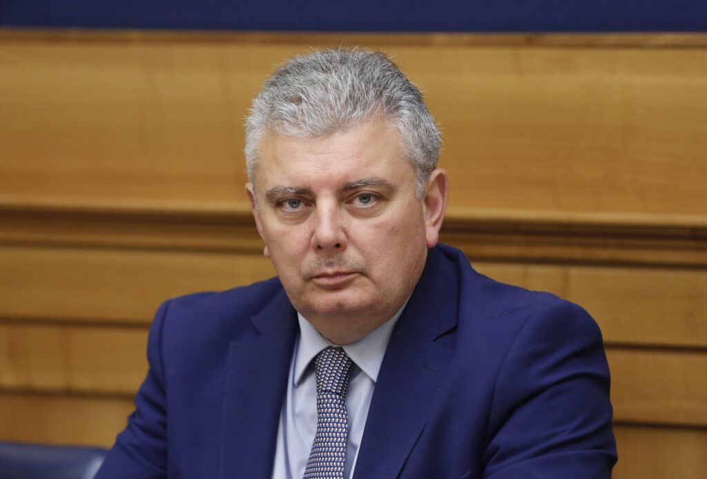 Tornano i Provveditorati regionali, l’esenzione VIA resta solo per le opere militari in senso stretto. Milani (FdI): per forniture e servizi ora serve un tavolo al Mit che trovi un’adeguata revisione prezzi ordinaria