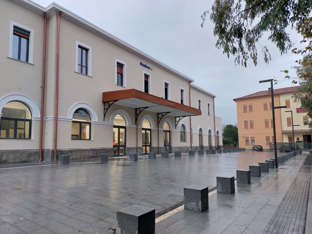 La revisione del Pnrr sacrifica il restyling di 16 stazioni del centro-sud, investimenti ridotti da 700 a 345 milioni. Rfi: andremo avanti comunque. E punta su 400 milioni l’anno nei piani nazionali