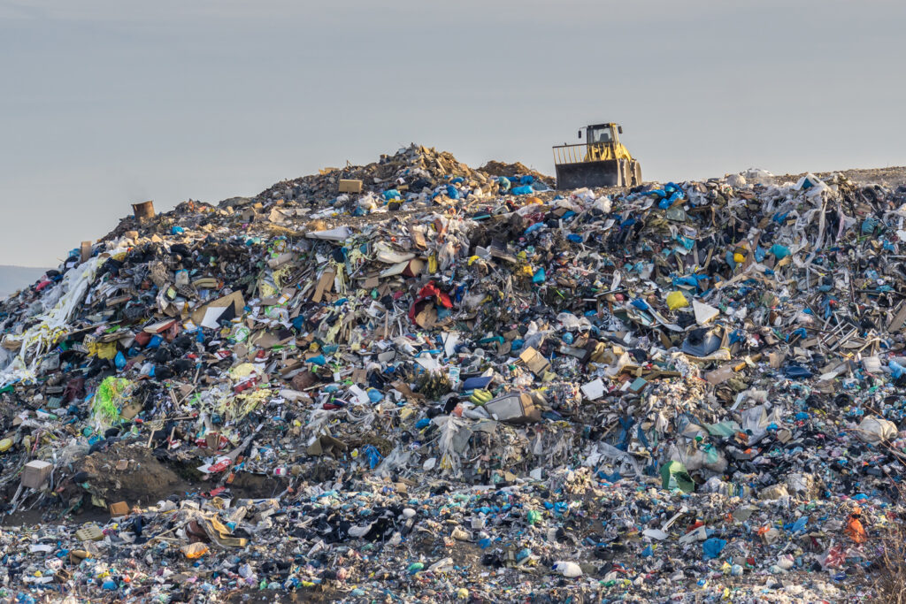 Rifiuti, la roadmap Ue: entro fine anno revisione delle norme sulle discariche, poi nel 2026 il Circular economy Act