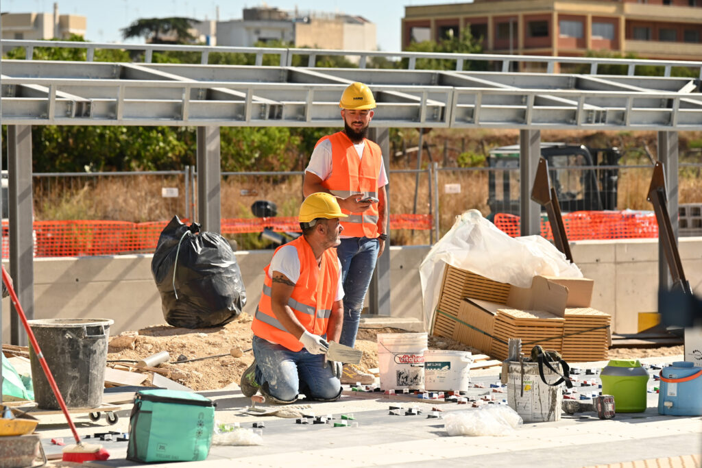 Decreto aiuti senza fondi, scadenze rigide, minacce di escutere garanzie: così si fermano i cantieri Pnrr