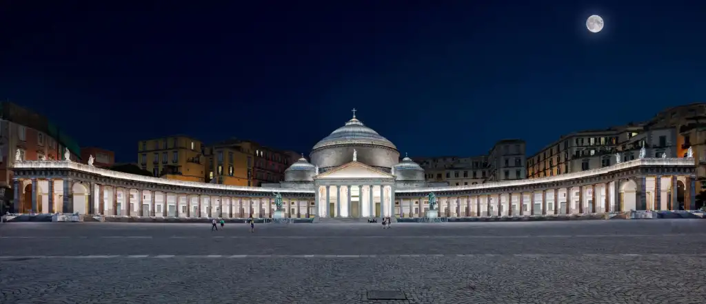 Napoli, una nuova luce per piazza Plebiscito