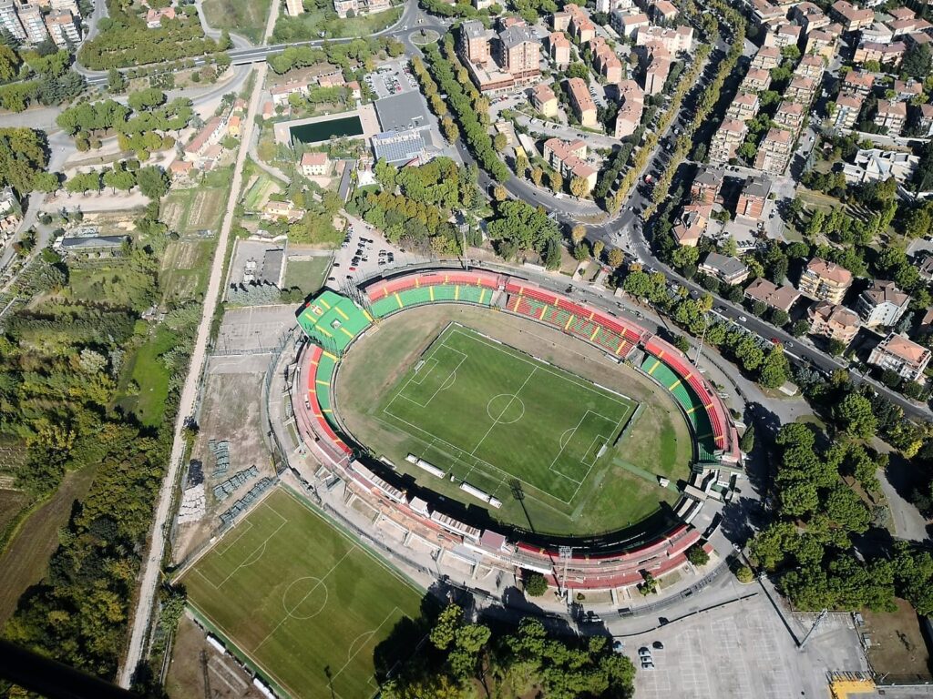 Terni e Como, i quartieri si schierano sul nuovo stadio