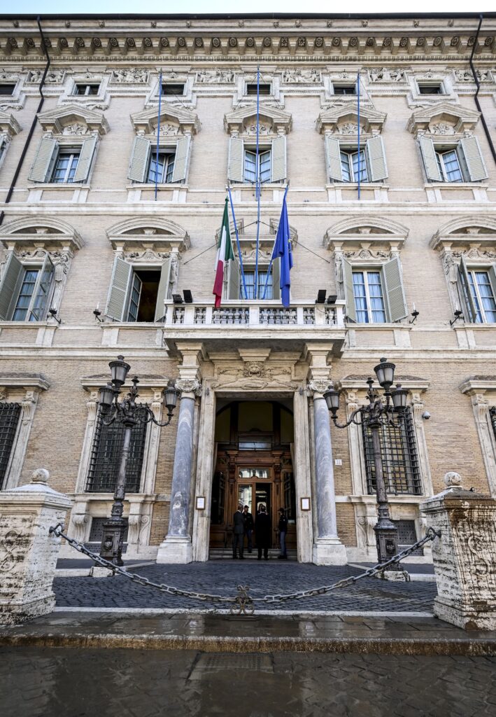 Manovra, Fdi va avanti sul condono edilizio con quattro emendamenti. Pd: stop al Ponte sullo Stretto