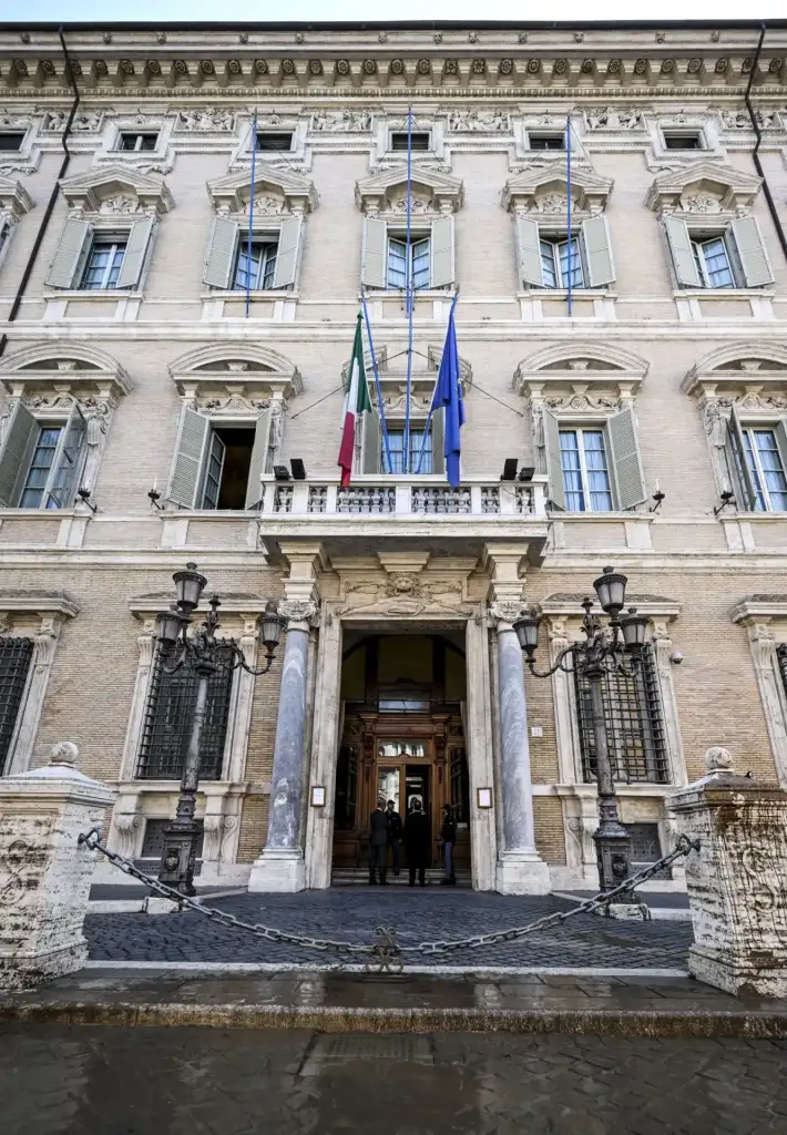 Manovra, Fdi va avanti sul condono edilizio con quattro emendamenti. Pd: stop al Ponte sullo Stretto