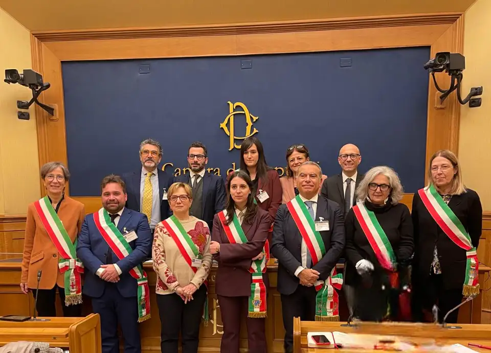 Casa, il piano dei 40 sindaci progressisti: fondi, legge quadro, agenzie sociali, assegnazioni. Per nuove costruzioni le aree demaniali. “Dal governo soltanto tagli e annunci spot”