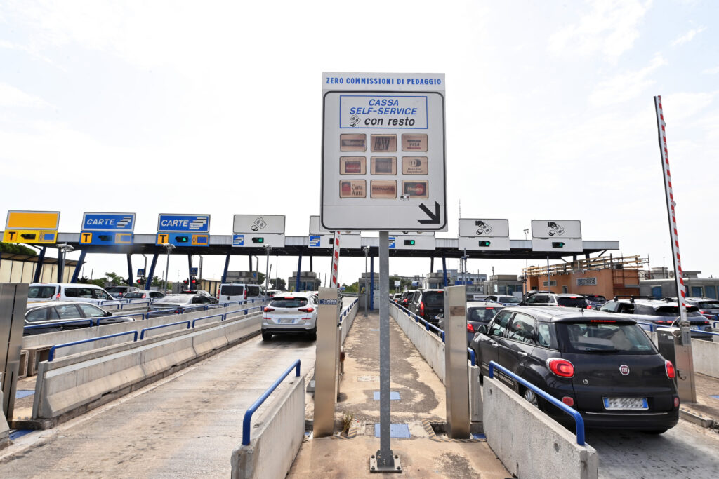 Autostrade, ecco come la Consulta ha ‘scongelato’ gli aumenti dei pedaggi: dal 1° gennaio +1,5% sulla rete