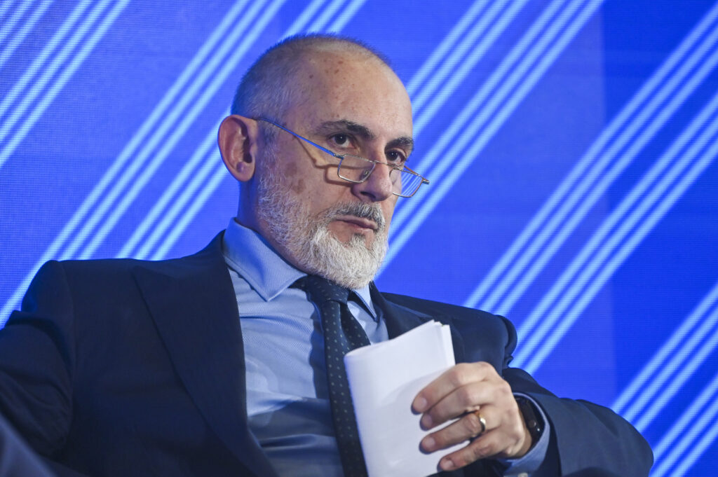 Anticipi su riserve, Donnarumma fa i numeri: “Il petitum è 20 miliardi, ma le imprese non se ne aspettano più di 2. Sull’estero puntiamo al breakeven nel ’27”