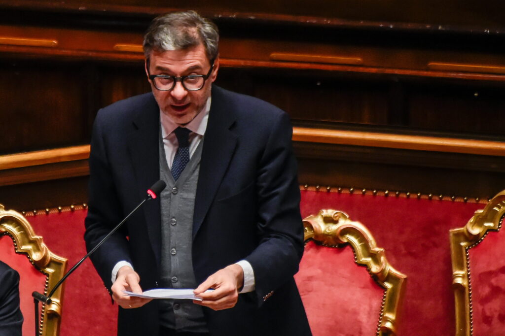 Nel 2025 rallenta il Pil (+0,5%). Deficit in calo al 3,1% ma non basta per uscire dalla procedura d’infrazione Ue. Giorgetti: “Colpo di coda Superbonus”
