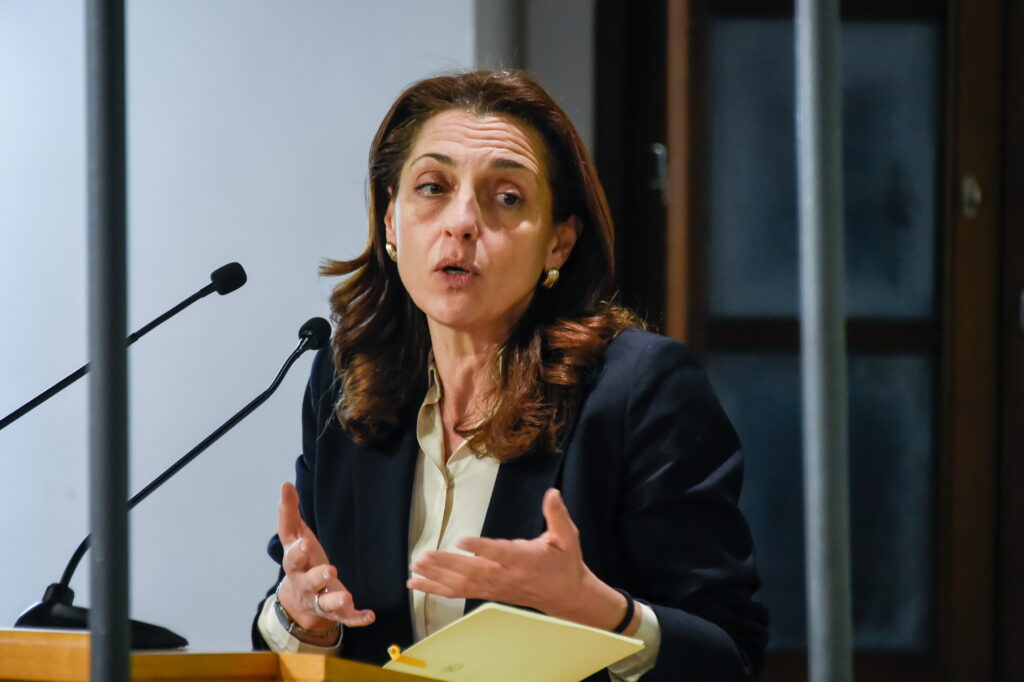 Casa, un europeo su dieci spende metà reddito. Tinagli: no speculazioni dei grandi privati. Oggi la strategia Fitto sul diritto a restare