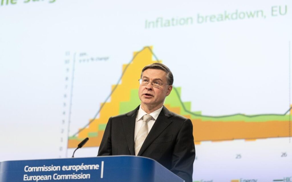 La Ue vede nero (ma non la recessione) e taglia le stime di crescita: nel 2026 il Pil dell’Eurozona rallenta a +0,9% e l’Italia frena a +0,5%. Dombrovskis: “Grande incertezza, colpiti i Paesi più vulnerabili”