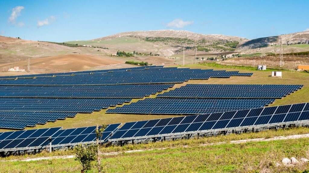 In Sicilia gap di 7,1 gigawatt tra impianti autorizzati e installati. E le richieste a Terna sfiorano il burden sharing nazionale: 70 GW
