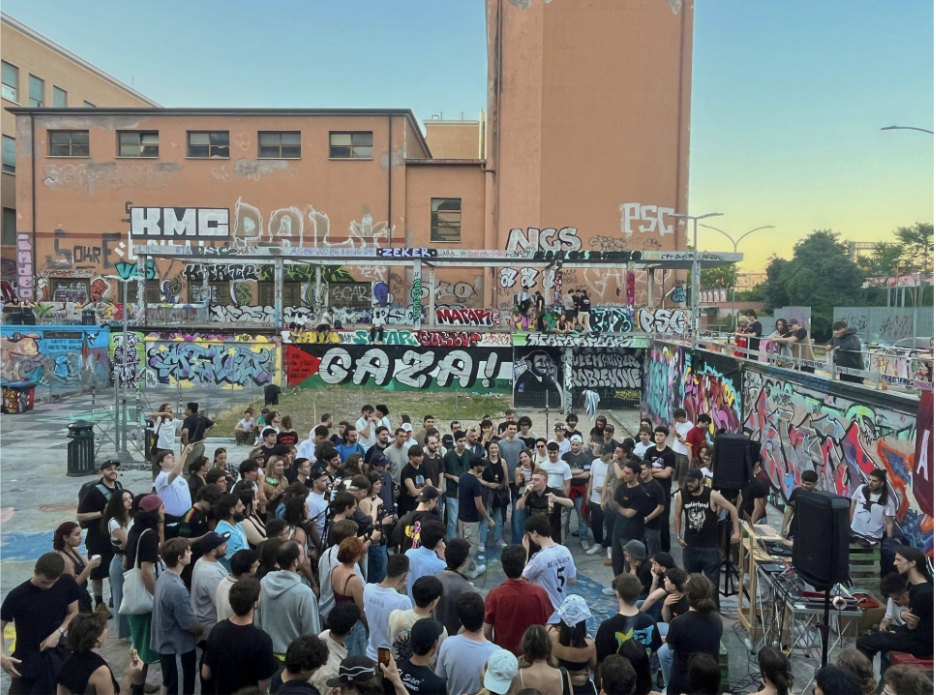 Simone (Urbis): “Noi ci ribelliamo. Ci ribelliamo al degrado”. La rigenerazione del parchetto di via Gela a Roma con l’impegno (organizzato) delle nuove generazioni