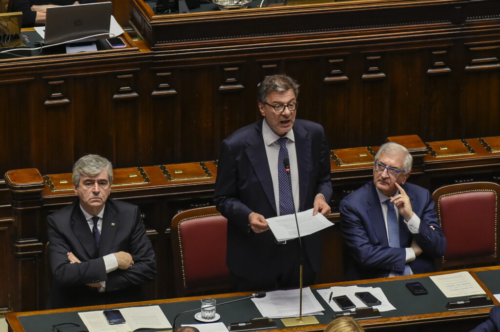 Energia, sì alla clausola di salvaguardia: scostamento di bilancio dello 0,6% nel 2027 e 2028. Per l’Italia fino a 14 miliardi, Ecco: usiamoli per edifici, imprese e trasporti