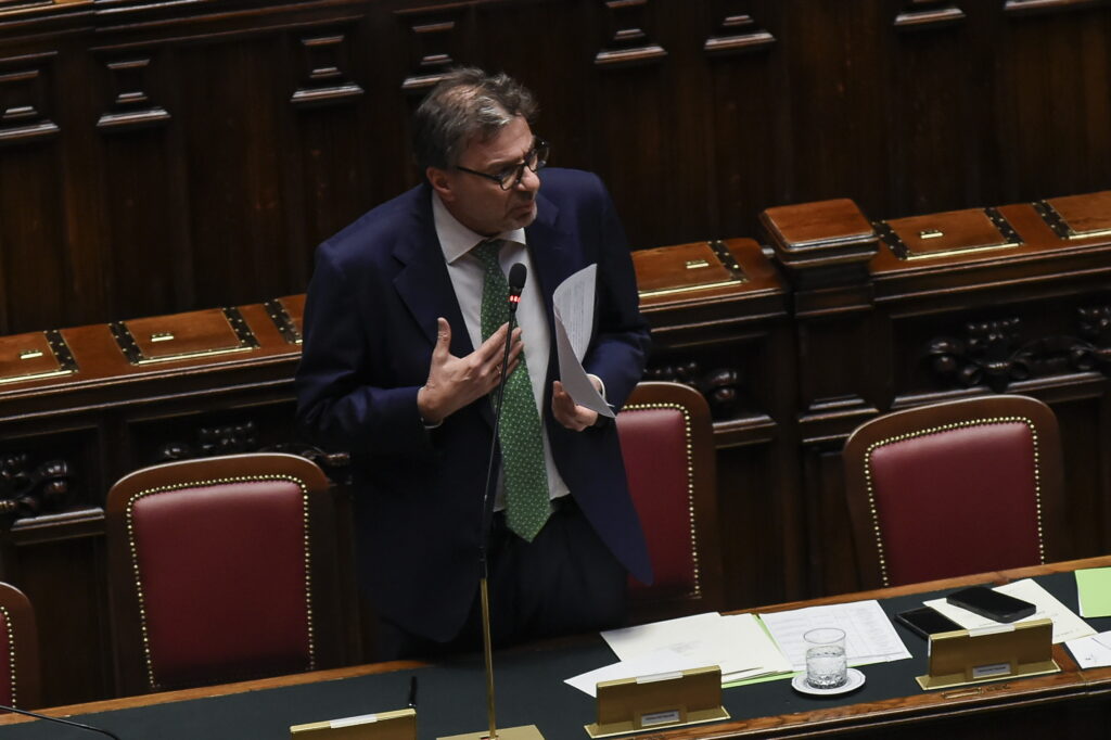 Una manovra tra 25 e 30 mld: è caccia aperta alle risorse, Giorgetti in trincea. Dalla Bce nuovo allarme inflazione