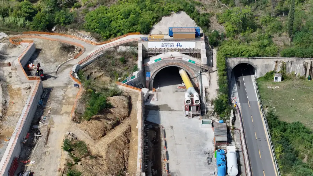 Aspi, cade l’ultimo diaframma della galleria San Donato in Toscana, nodo nevralgico per il potenziamento dell’A1. Giana: “Investimento da 1 mld, avanti con il piano da 30 mld”