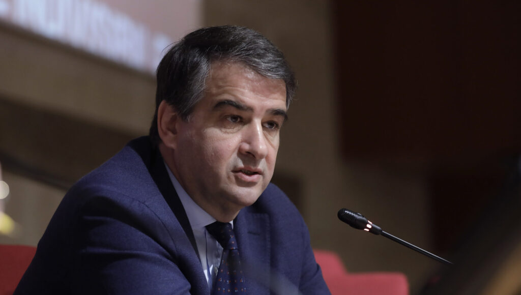 Fitto: “I 35 miliardi di rimodulazione dei fondi di coesione ne hanno portati 3,3 alla casa, bene l’Italia con oltre 1 mld. Altri fondi dal bilancio 2028-34”. Manfredi: “Giusto intervenire sugli affitti brevi se c’è concentrazione”