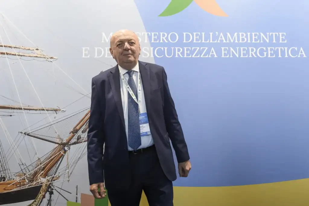 Valutazioni ambientali, fondi clima e bonifiche: il governo ascolta le imprese con iter più semplici e supporto ai Comuni. Resta il nodo del parere Mic